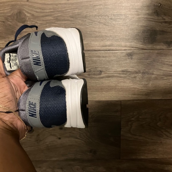 Authentic Nike sneakers size 6y - Picture 4 of 5